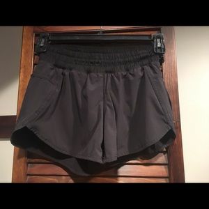 Lululemon Tracker Short IV - Size 6
